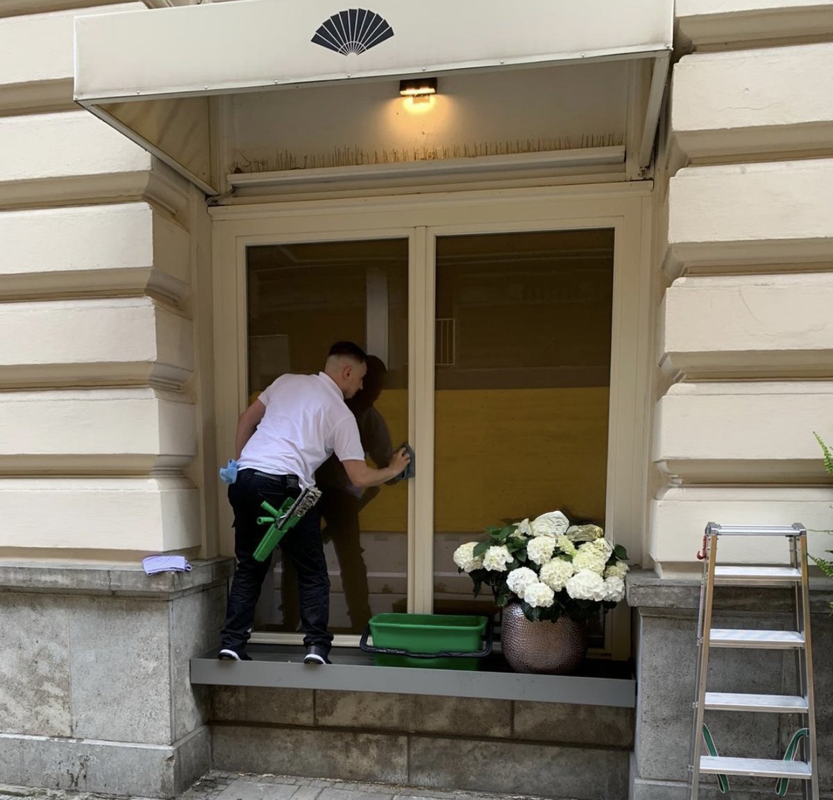Eingangstür-Reinigung durch H&A Gebäudereinigung