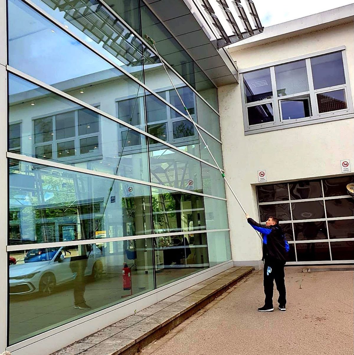 Glasfassadenreinigung mit Reinigungsstange